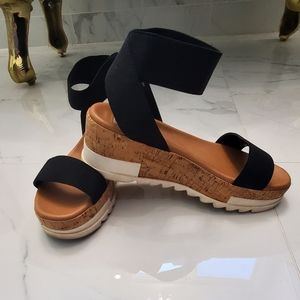 Steve Madden black platform sandals size 6.5